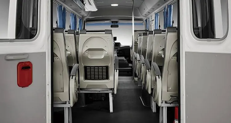 Toyota Coaster 寬敞走道與進出動線